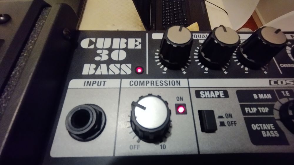Amplificador Roland CUBE-30 Bass como Novo!