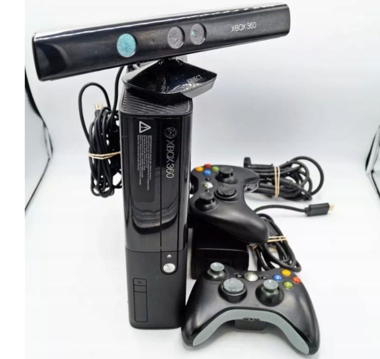 Konsola Xbox 360 E 250gb + KINECT + 8 gier + 2 x pad
