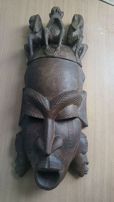 Маска. З дерева, велика,