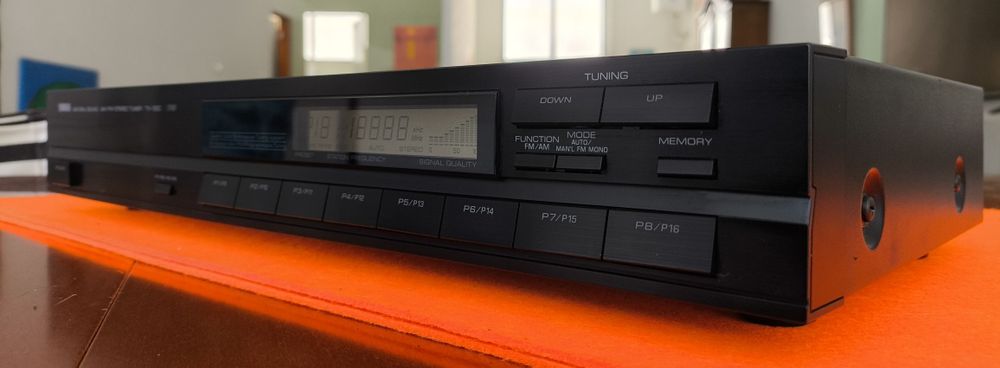 Yamaha AM/FM stereo Tuner TX -300