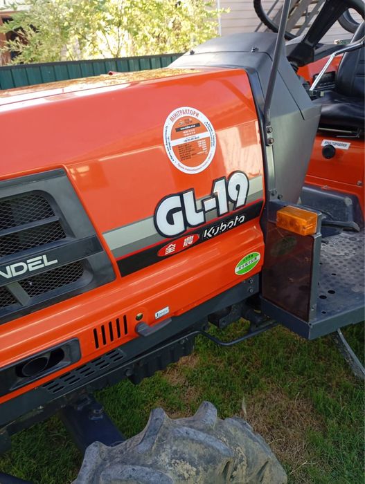 В ціну входить трактор Kubota GL-19, плуг, косарка та фриза