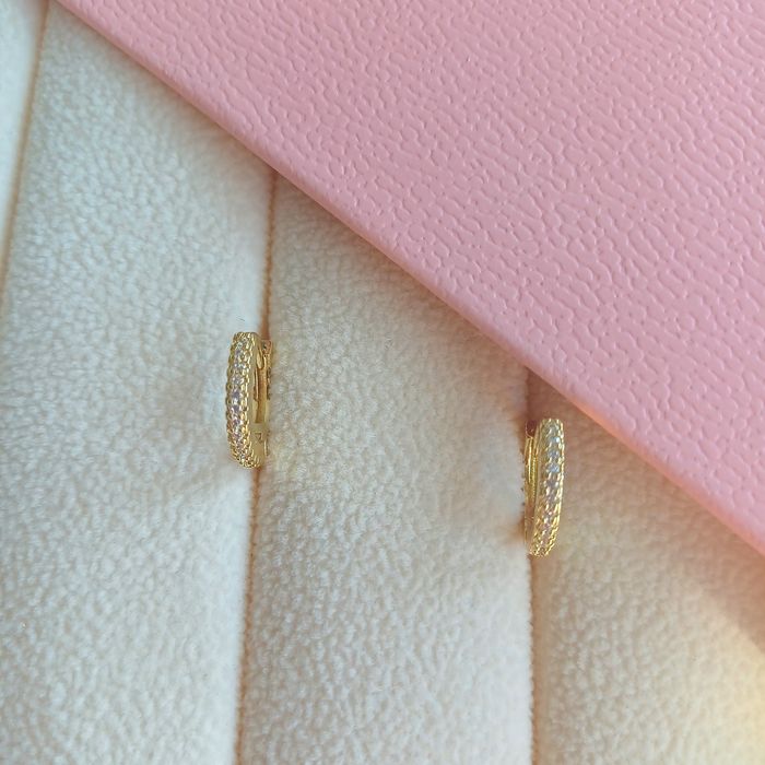 Brinco Delicado de Argola banhada a ouro cim zircónias Swarovski brancas Aço Inoxidável