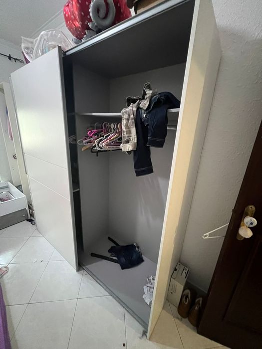 Roupeiro porta de correr