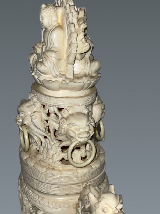 Escultura oriental em resina trabalhada
