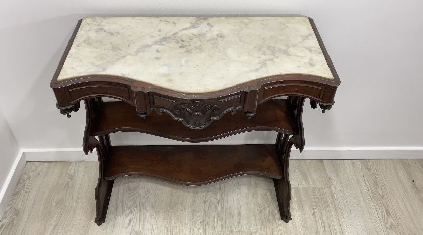 Antiga consola / Credencia.