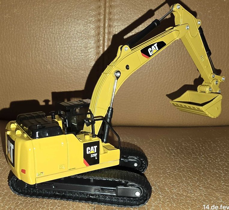Miniatura Maquina Escavadora Giratória CAT  320F (Caterpillar)