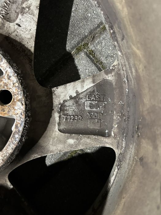 Komplet alufelg Mazda z oponami zimowymi Dębica Frigo