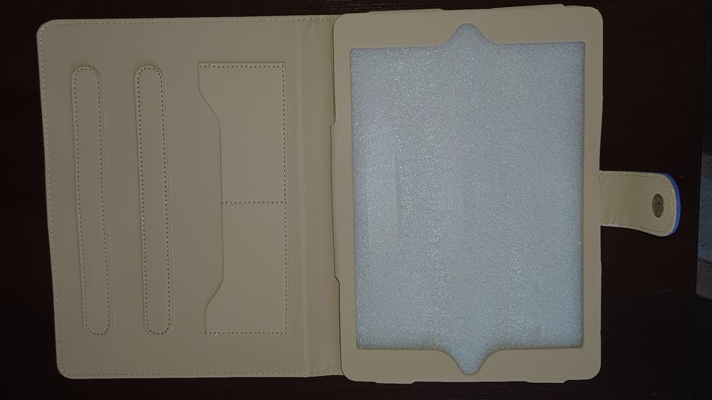 Beżowe etui na tablet obrotowe