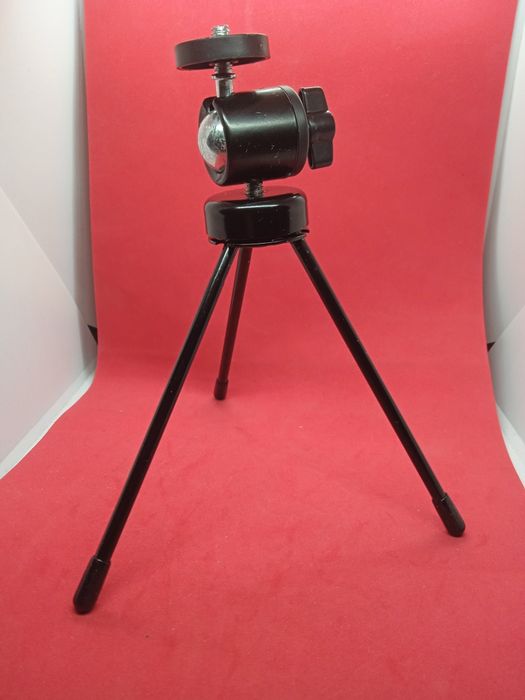 Тринога підставка металева