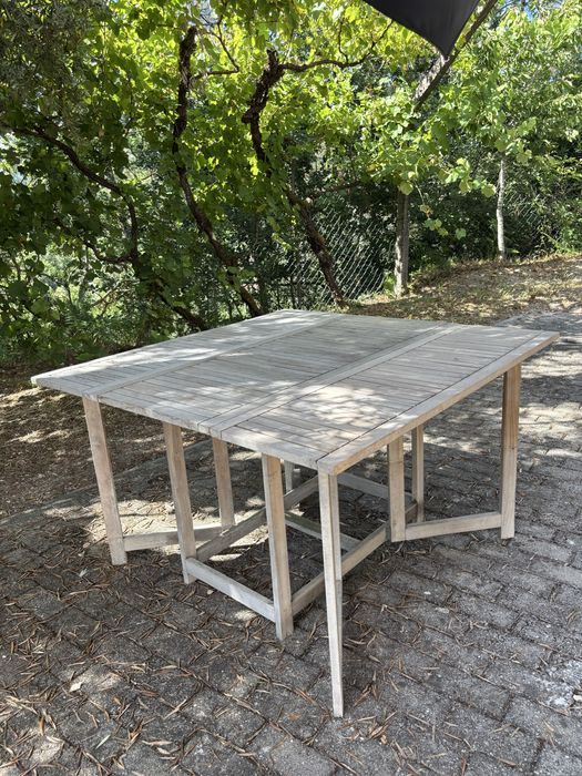 Conjunto de Móveis de Jardim em Madeira – Mesa + 4 Cadeiras + 2 Mesas Dobrável
