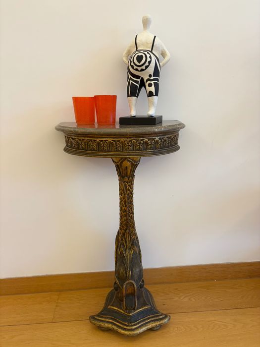 Mesa de apoio antiga, peixe, madeira dourada