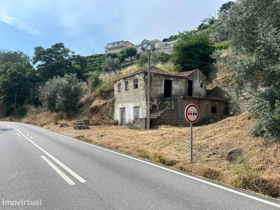 Moradia em ruina repleta de belas histórias, para reconstruir, no cora
