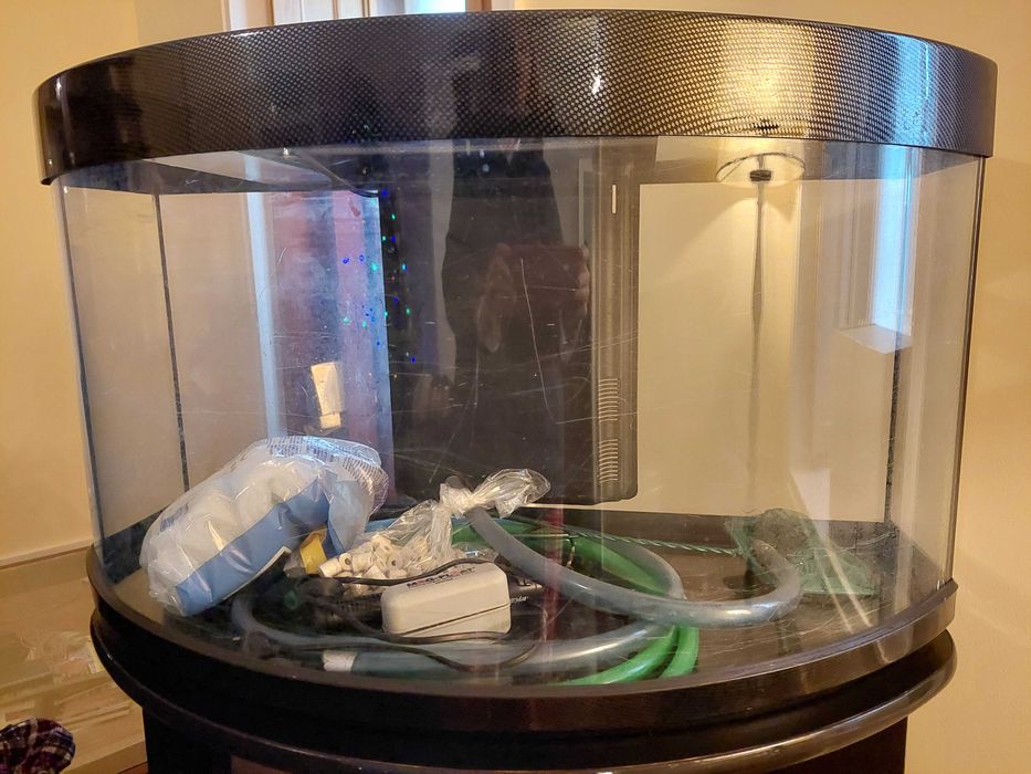 Aquário com volume de 90l e móvel