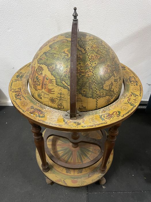Garrafeira Globo Antiga
