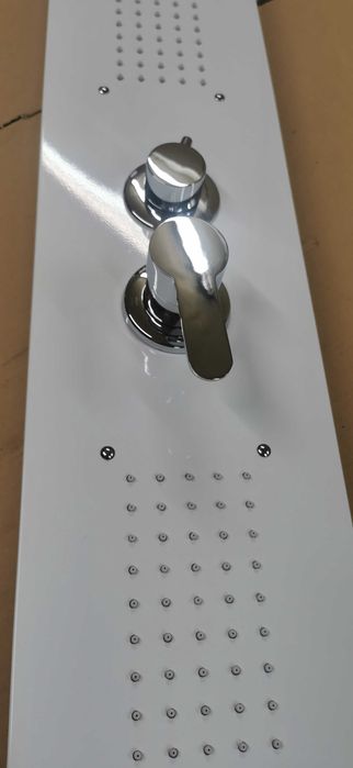 Biały nowoczesny panel prysznicowy z funkcjami hydromasażu