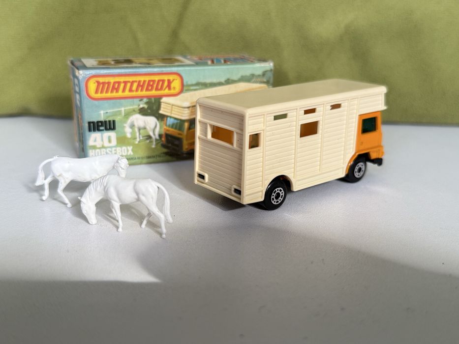 Matchbox Horsebox z końmi