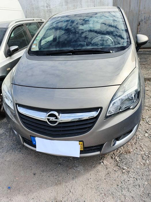 Selling Opel Meriva car, 2014 model