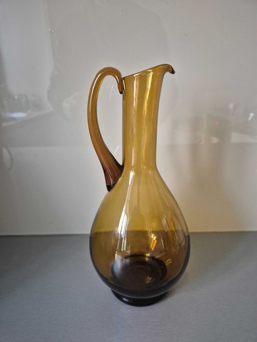 Butelka - amfora z bursztynowego szkła