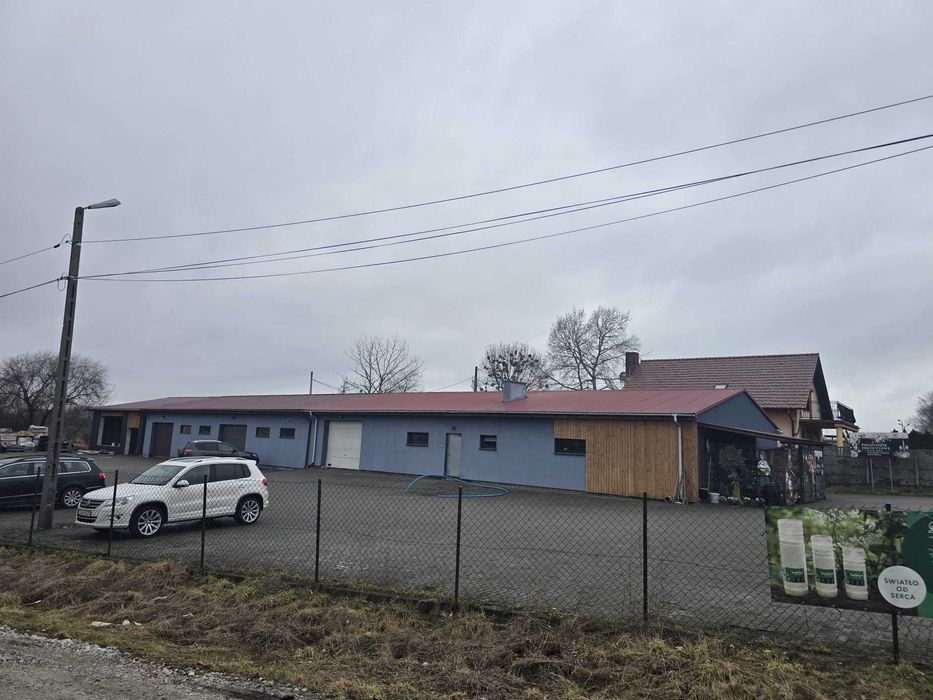Budynek z parkingiem