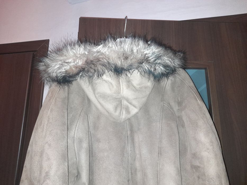 Płaszcz damski z futrzanym kapturem 43-44 (XL)