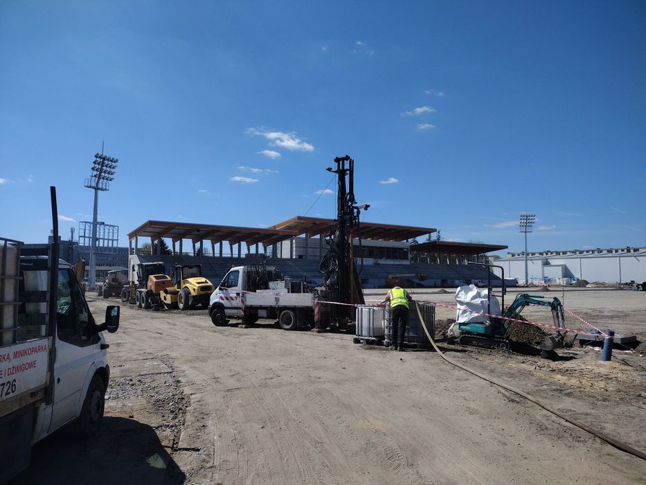 Studnie głębinowe odwierty pod pompę koparko ładowarka minikoparka