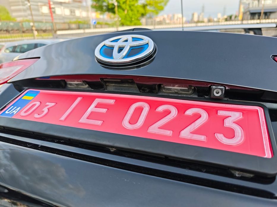 TOYOTA AURIS HYBRID 1,8 бенз+електро  2014
