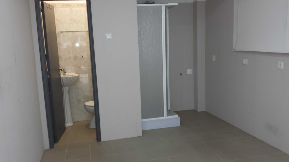 Loja em Benfica - Loja de rua com água e luz