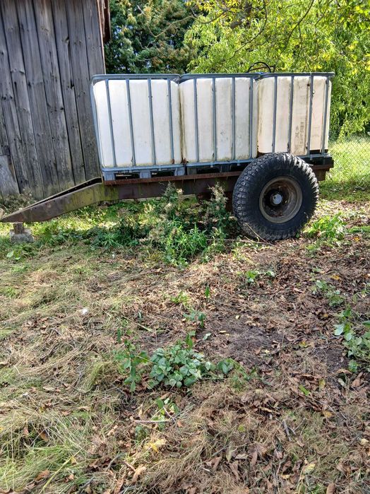 Beczkowóz, przyczepa z zbiornikami 1000 l.