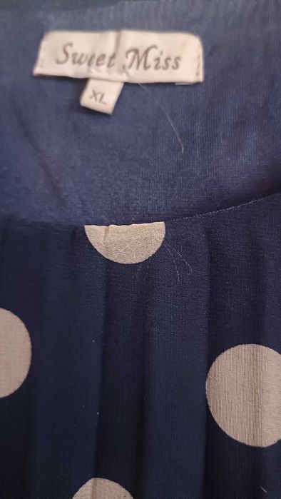 Lindo vestido azul com bolinhas brancas