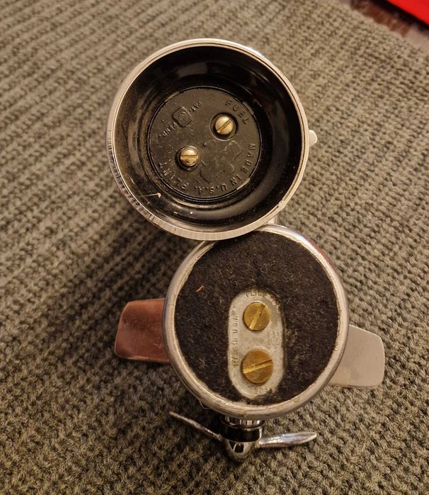 Dois isqueiros de mesa a gasolina