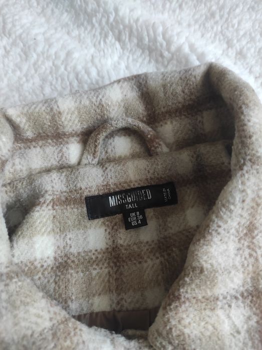 Stylowa damska koszulowa kurtka typu shacket w modną kratę.
Ciepła, wy