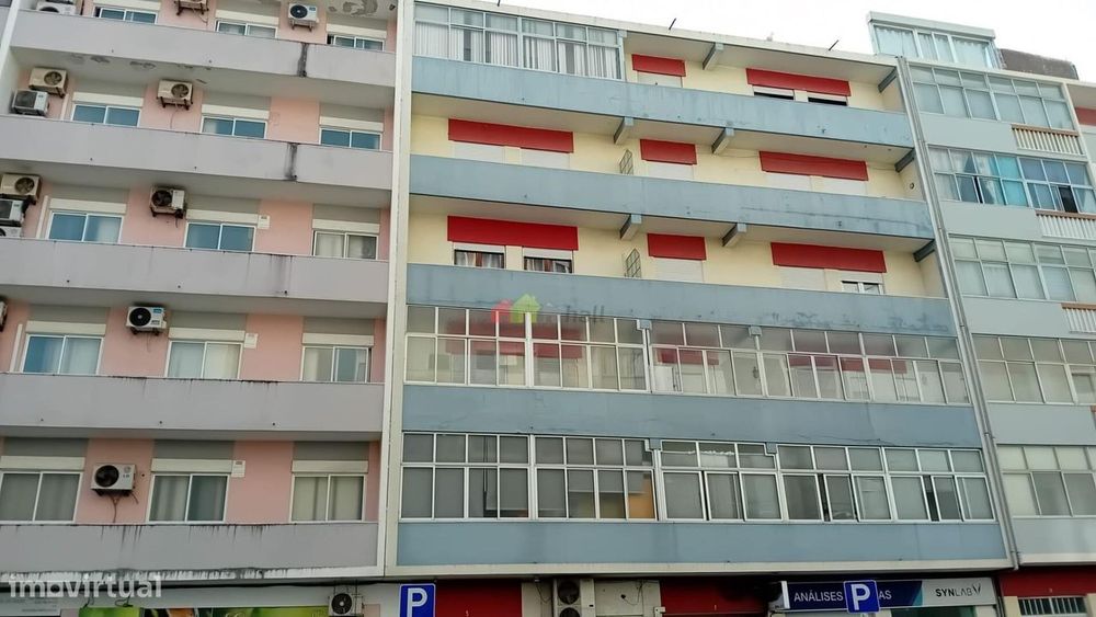 Apartamento T3 renovado para arrendar Praça do Brasil - Setúbal