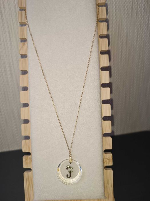 Ланцюжок з підвіскою зі скла з англійською стилізованою буквою F