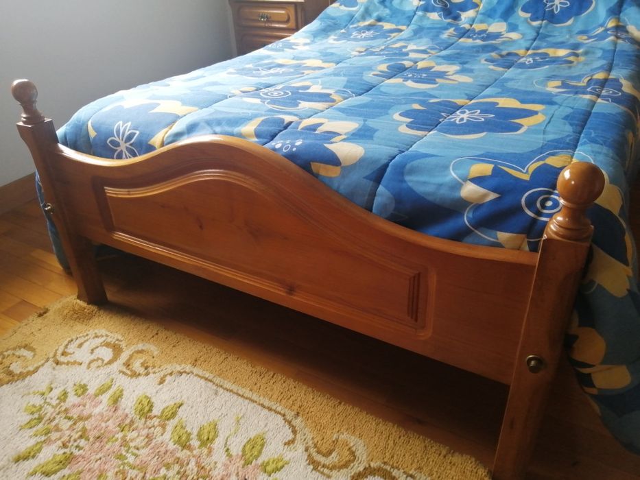 Cama corpo e meio + colchão