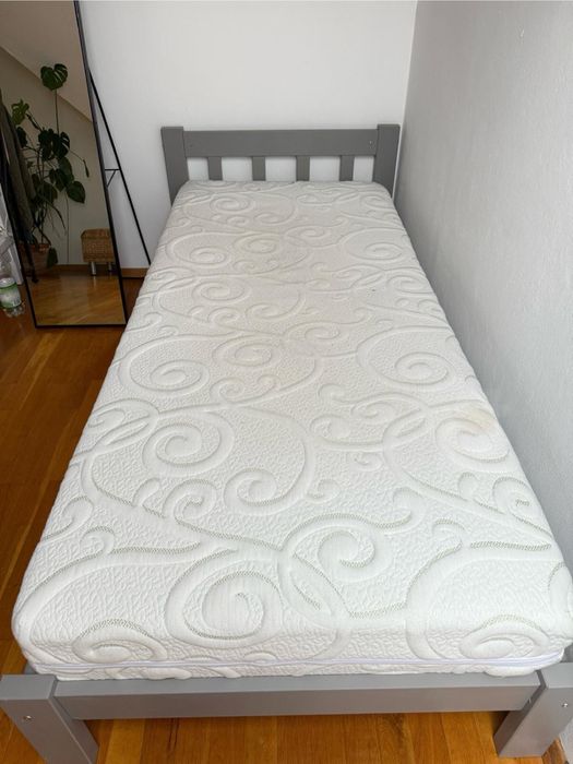 Sprzedam łużko jednosobowe z materacem .