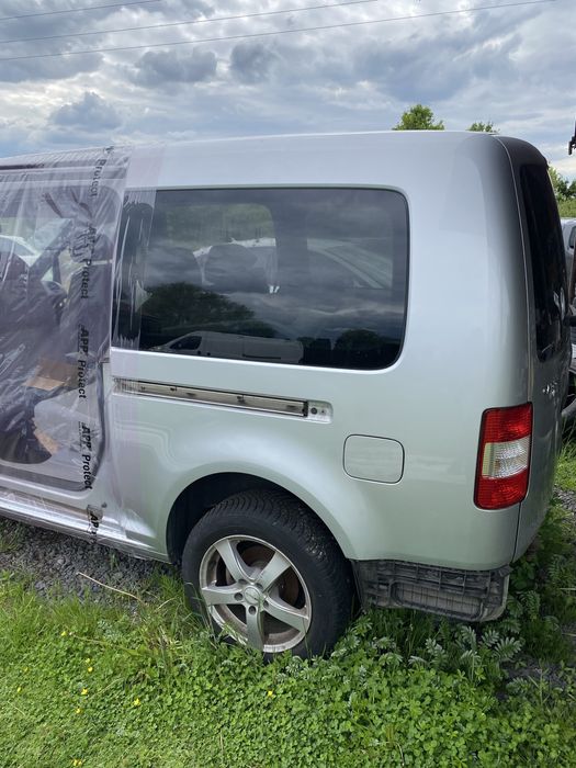 Błotnik tylny lewy prawy ćwiartka szyba VW Caddy Maxi long 04-15r