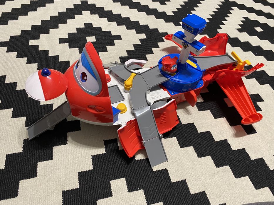 Super Wings, Jett, samolot-baza,pojazd transformujący