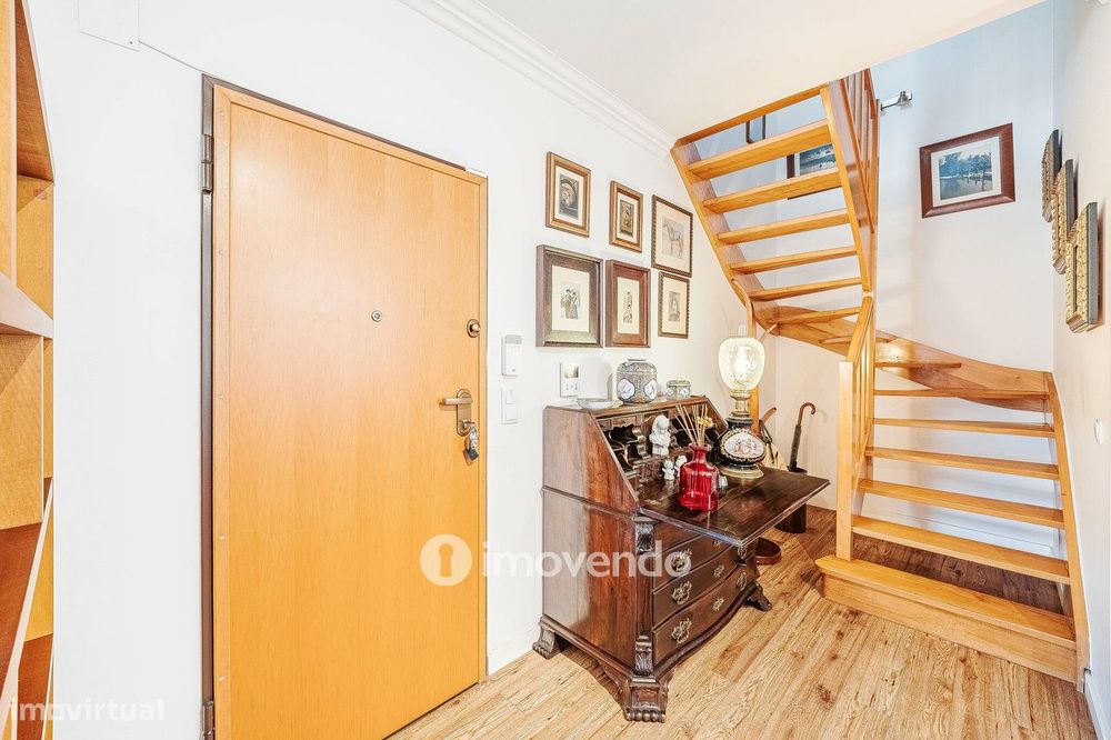 Apartamento T3 Duplex, com estacionamento, no Condomínio do Loural