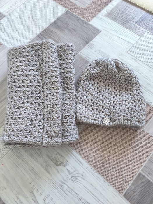 Жіноча шапка та хомут