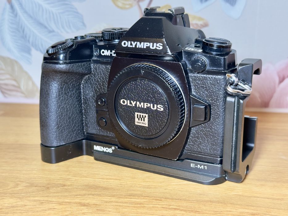 Olympus OM-D EM1 + grip + lampa błyskowa  + 3 bat.