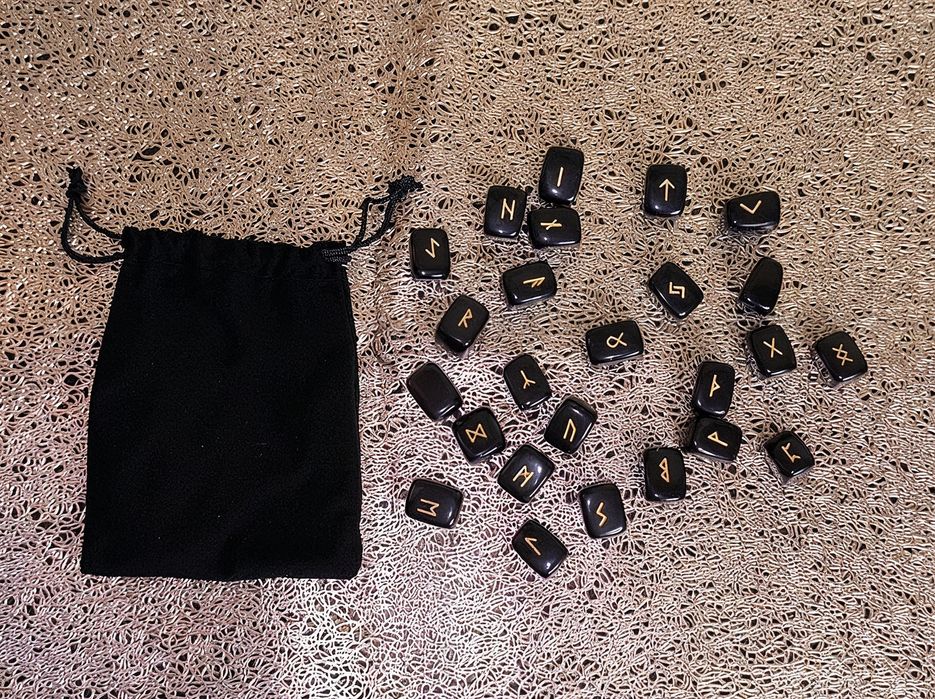 Магічні руни натуральний напівдорогоцінний камень чорний обсидіан