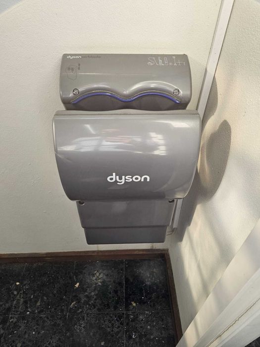1 Secador de mãos Dyson Airblade dB