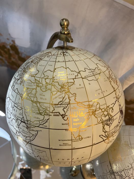 Globo terrestre com mapa do mundo.