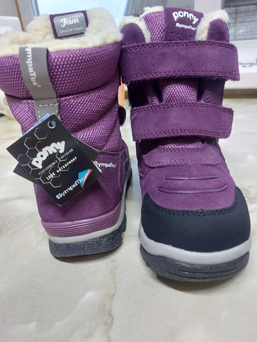 Зимове взуття на дівчинку.