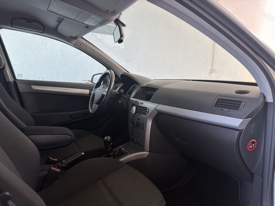 Opel Astra 1.3 CDTI 90cv - Desde 120€ Mês