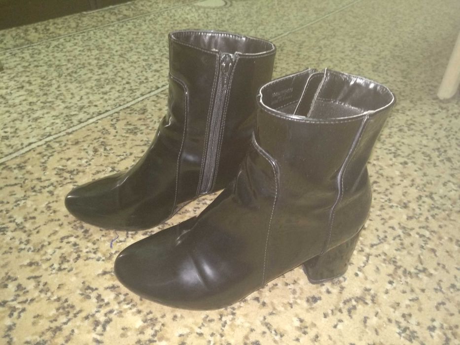 Лакові черевики, ботільони чорного кольору р.38