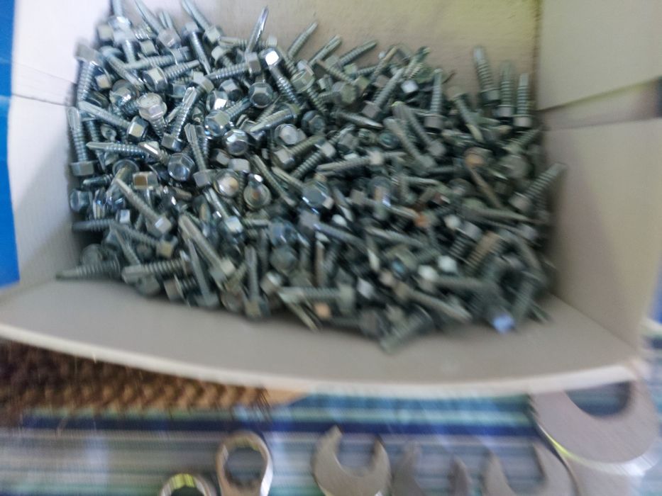 Parafusos de rosca para ferro e várias chaves de bocas e lunetas e cha