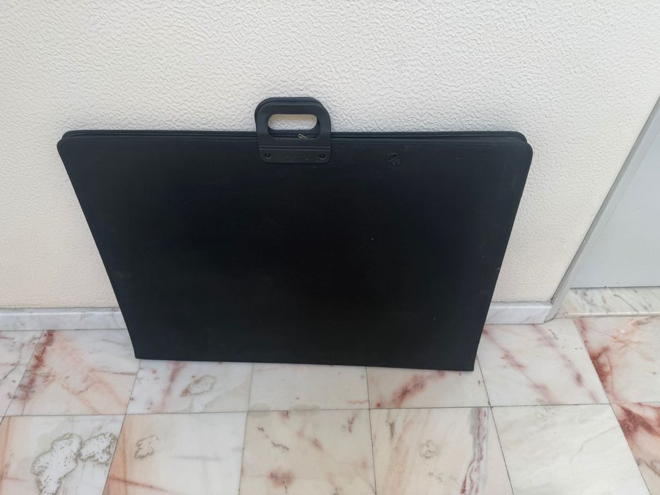 Pasta de Desenho/Portfólio A2 Preta Rígida com Pega – Bom Estado