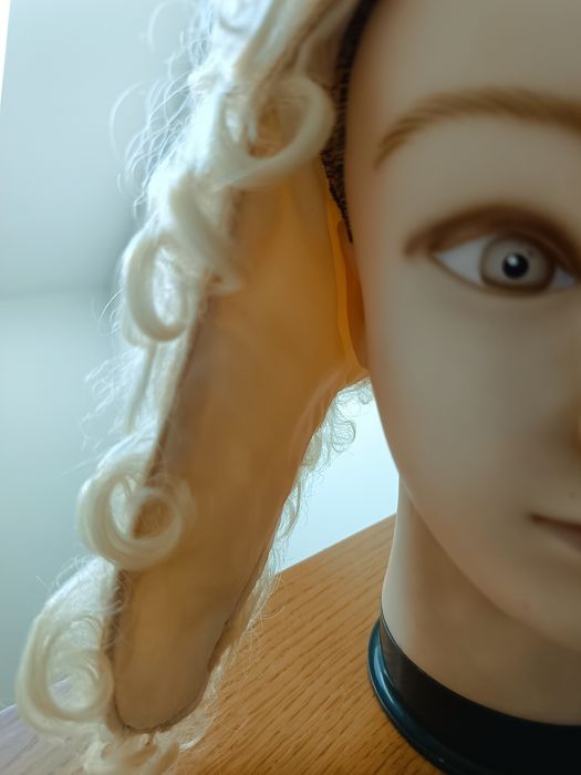 Czapka w loki koloru ecru