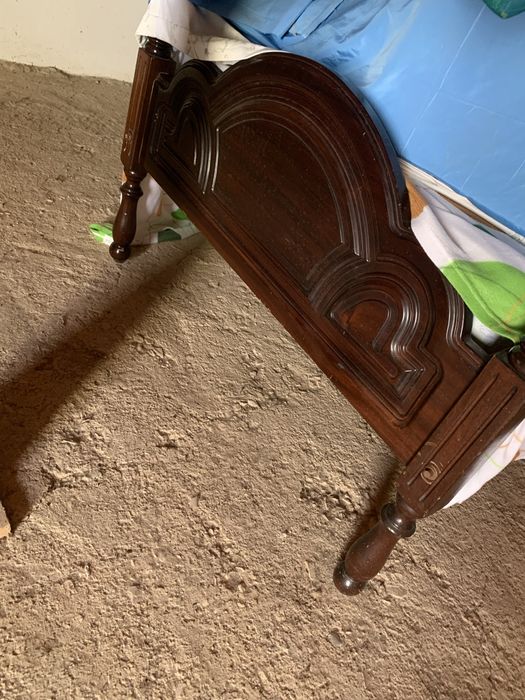 Vende se cama de solteiro em Mogno